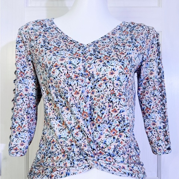 GUC | A. Byer | V Neck Lattice Cutout 3/4 Sleeve Floral Blouse w/Ruching | Small - Picture 5 of 15
